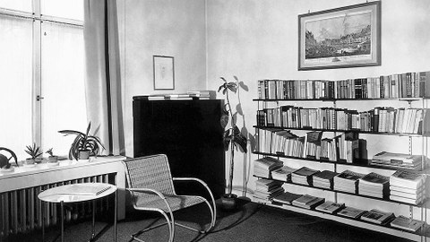 Piet Mondrian entwarf im Auftrag der Dresdner Kunstsammlerin Ida Bienert für ihre Villa in der Würzburger Straße 46 die farbige Gestaltung des Damenzimmers. Die Entwürfe wurden nicht realisiert, Original-Zeichnungen sind in der Ausstellung zu sehen.