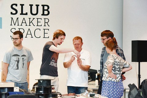 Der Makerspace der SLUB in der Bereichsbibliothek DrePunct ist ein offener Kreativraum für Menschen, die ihre Ideen und Do-It- Yourself-Projekte realisieren möchten, neue Techniken ausprobieren, Erfahrungen austauschen und Mitstreiter finden wollen.