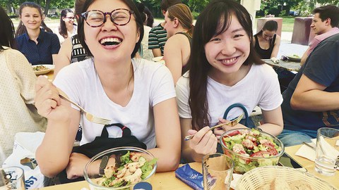 Deutschlandstipendiatin Cindy Tseng aus Taiwan (l.) bei einem Ausflug des Kulturbüros in das Festspielhaus Hellerau. Mit dem Foto gewann der Student Martin Kouba den Kulturbüro-Fotowettbewerb im Sommer 2018.