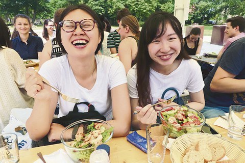 Deutschlandstipendiatin Cindy Tseng aus Taiwan (l.) bei einem Ausflug des Kulturbüros in das Festspielhaus Hellerau. Mit dem Foto gewann der Student Martin Kouba den Kulturbüro-Fotowettbewerb im Sommer 2018.