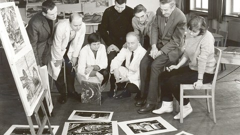 Karlheinz Georgi (4.v.r., hockend) mit dem Maler und Grafiker Georg Nerlich (2.v.r.) im Kreis von Mitarbeitern und Studenten (1965).