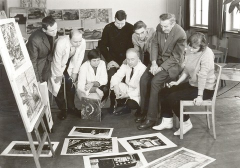 Karlheinz Georgi (4.v.r., hockend) mit dem Maler und Grafiker Georg Nerlich (2.v.r.) im Kreis von Mitarbeitern und Studenten (1965).