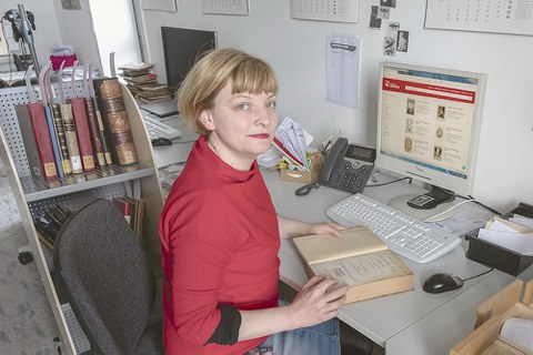 Nadine Kulbe (Foto) erforscht gemeinsam mit ihren Kollegen Elisabeth Geldmacher und Robin Reschke im NS-Raubgut-Projekt der SLUB die Herkunft von Büchern.