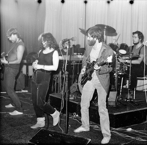  Die Gruppe Liedschatten, ehemals Condor spielte 1981 in der »Spirale«. Besetzung (v. l. n. r.): Roland Gensmann (g), Marion Anders (voc), Achim Bobeth (keyb, synth), Thomas Kahn (bg) und Mathias Hoder (dr). Nicht im Bild ist Achim »W« Wache (voc,g).