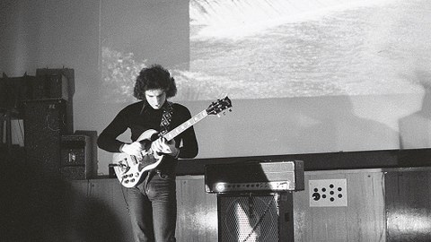 Rockgeschichtliche Premiere am 29. Oktober 1976 im Physikhörsaal der TU Dresden: Erstmals in Deutschland spielte die aus Bratislava stammende Band Fermáta, später berühmt als »Mahavishnu Orchestra des Ostens«. Im Bild ist Gitarrist František Griglák.