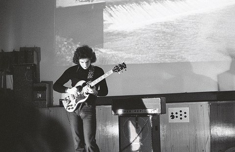 Rockgeschichtliche Premiere am 29. Oktober 1976 im Physikhörsaal der TU Dresden: Erstmals in Deutschland spielte die aus Bratislava stammende Band Fermáta, später berühmt als »Mahavishnu Orchestra des Ostens«. Im Bild ist Gitarrist František Griglák.