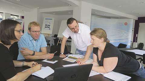 Team-Mitglieder des Forschungsprojekts »Life Local Adapt« beraten bei einem Projekttreffen am Hamburger Climate Service Center Germany.