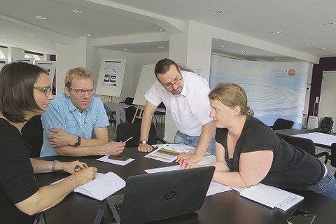 Team-Mitglieder des Forschungsprojekts »Life Local Adapt« beraten bei einem Projekttreffen am Hamburger Climate Service Center Germany.