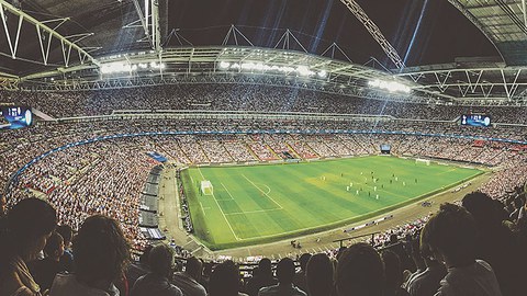 Fußball lebt nicht nur von tollen Toren und klasse Spielern, sondern auch von der Berichterstattung. Doch wie funktioniert diese aus linguistischer Sicht? Dr. Simon Meier-Vieracker beschäftigt sich seit rund fünf Jahren damit.