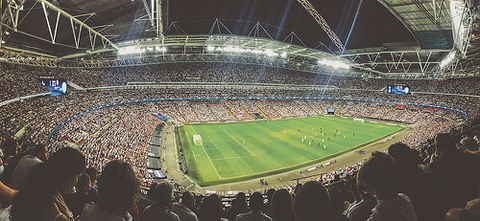 Fußball lebt nicht nur von tollen Toren und klasse Spielern, sondern auch von der Berichterstattung. Doch wie funktioniert diese aus linguistischer Sicht? Dr. Simon Meier-Vieracker beschäftigt sich seit rund fünf Jahren damit.