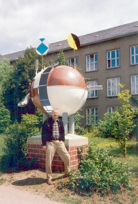 Prof. Jürgen Schieferdecker vor seinem Werk »Ulbricht’sche Kugel/Die Heimkehr des Elefanten Celebes (für Max Ernst)« am Willers-Bau, 1984.