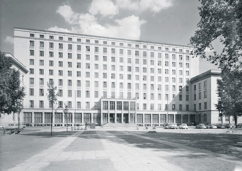 In den 1950er-Jahren entwarf Richard Paulick auch das Hauptgebäude der heutigen Hochschule für Technik und Wirtschaft Dresden (HTW) am Friedrich-List-Platz.