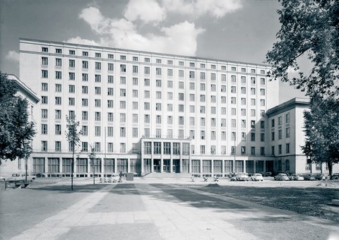 In den 1950er-Jahren entwarf Richard Paulick auch das Hauptgebäude der heutigen Hochschule für Technik und Wirtschaft Dresden (HTW) am Friedrich-List-Platz.