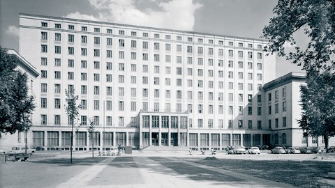 In den 1950er-Jahren entwarf Richard Paulick auch das Hauptgebäude der heutigen Hochschule für Technik und Wirtschaft Dresden (HTW) am Friedrich-List-Platz.