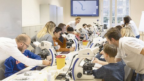 "Ran an die Okulare!", hieß es für die Schüler bei der Eröffnung des digitalen Klassenzimmers für Mikroskope.