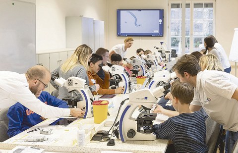 "Ran an die Okulare!", hieß es für die Schüler bei der Eröffnung des digitalen Klassenzimmers für Mikroskope.