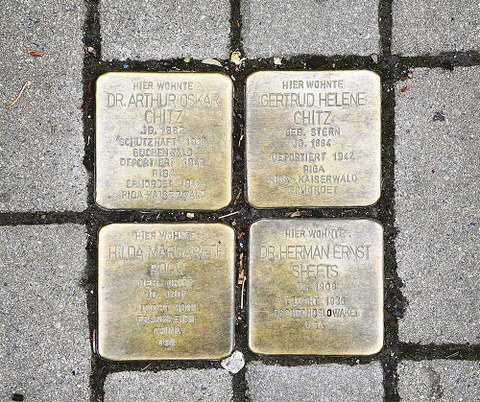 Die Stolpersteine vor dem ehemaligen Wohnhaus der Familie Chitz in der Dresdner Helmholtzstraße 3b.