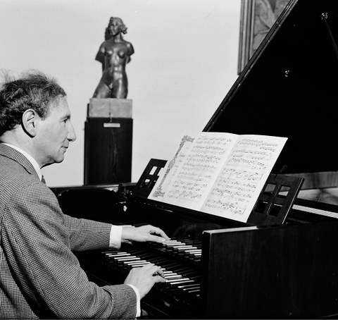 Richard Engländer an seinem Lieblingsinstrument, dem Cembalo (1949).