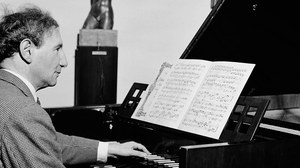 Richard Engländer an seinem Lieblingsinstrument, dem Cembalo (1949).