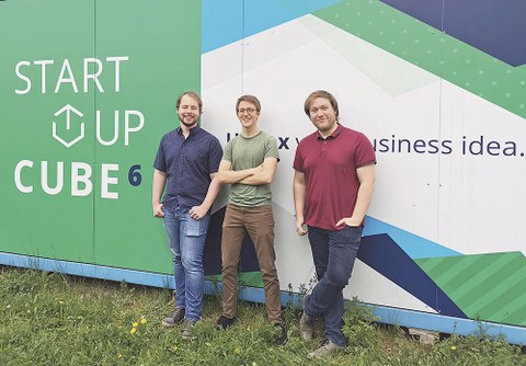 Vor dem Start-up-Cube (v.l.n.r.): Tim Schmittman, Sebastian Riechert und Markus Badstübner.