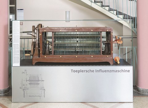 Die Toeplersche Influenzmaschine bekam für rund 10 000 Euro eine Generalüberholung und eine neue Vitrine.
