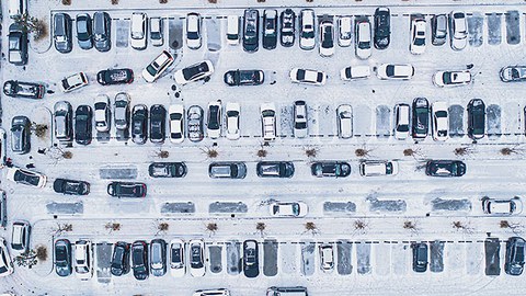 Jetzt schon fahren sehr viele Wagen auf den Straßen oder überfüllen die Parkplätze. Ein weiteres Überangebot muss in den Markt gebracht werden. Ob Kaufprämien oder Preisnachlässe helfen und auch dem Ankurbeln der Wirtschaft helfen würden, ist fraglich. 