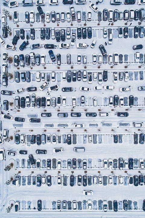 Jetzt schon fahren sehr viele Wagen auf den Straßen oder überfüllen die Parkplätze. Ein weiteres Überangebot muss in den Markt gebracht werden. Ob Kaufprämien oder Preisnachlässe helfen und auch dem Ankurbeln der Wirtschaft helfen würden, ist fraglich. 