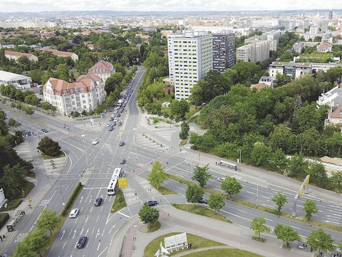 Der Fritz-Foerster-Platz soll in den nächsten Jahren umgestaltet werden. Damit das »Tor zum TUD-Campus« ein lebendiger und stimmiger urbaner Ort wird, sucht das Dresdner Stadtplanungsamt viele gute Ideen. Auch Experten der TUD sind beteiligt.