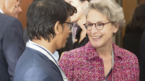 Prof. Ursula M. Staudinger (r.) im Gespräch.