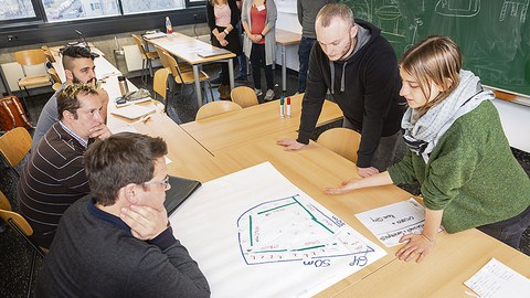 Studenten präsentieren ihre Zwischenergebnisse beim »TrainING« zur OFP-Praxisprojektwoche »BeING Inside«.