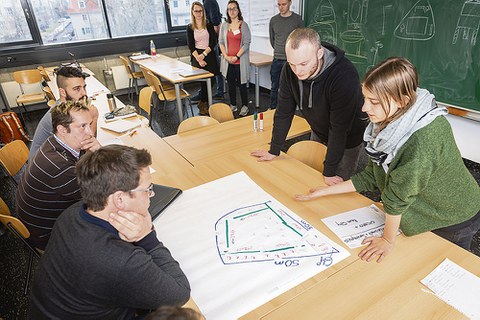 Studenten präsentieren ihre Zwischenergebnisse beim »TrainING« zur OFP-Praxisprojektwoche »BeING Inside«.