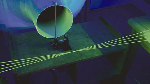 Strömungsmesstechnik: Nutzung von vier grünen, frequenzkodierten Laserstrahlen für hochaufgelöste Geschwindigkeitsmessungen von Fluiden .