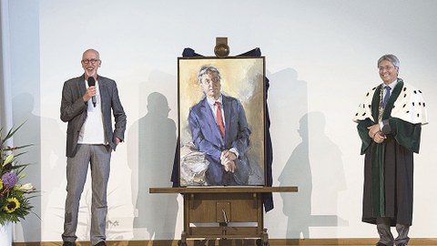Johannes Heisig und Altrektor Hans Müller-Steinhagen bei der Übergabe des Porträts.
