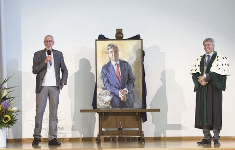 Johannes Heisig und Altrektor Hans Müller-Steinhagen bei der Übergabe des Porträts.