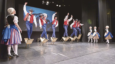 Das Folkloretanzensemble führt »Wenn im Herbst die Trauben reifen – Pfälzer Suite«, eine Choreografie von Thea Maass, auf.