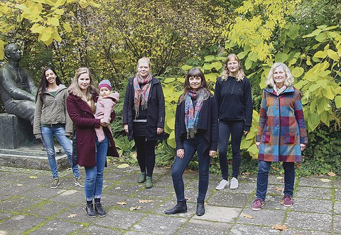 Das engagierte Team des FrauenUmweltNetzwerks – kurz FUN, bestehend aus sechs Frauen, stehend vor einem grünen Busch.