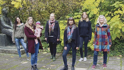 Das engagierte Team des FrauenUmweltNetzwerks – kurz FUN, bestehend aus sechs Frauen, stehend vor einem grünen Busch.