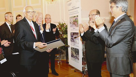 Überreichung der Ehrendoktorurkunde an Prof. Rattan Lal durch den damaligen Rektor Hans Müller-Steinhagen..