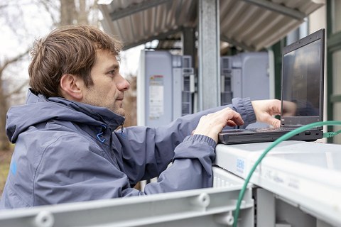 Jens Werner richtet die »SwarmBOX« an einer Photovoltaik-Anlage in Lübbenau ein.