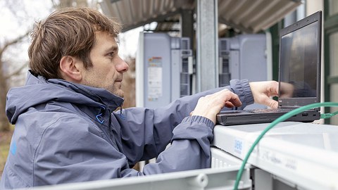 Jens Werner richtet die »SwarmBOX« an einer Photovoltaik-Anlage in Lübbenau ein.