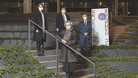 Auf der Treppe: Kirsten Vincenz, Sprecherin Schaufler Lab@TU Dresden Prof. Lutz Hagen, Sprecher Schaufler Lab@TU Dresden, Prof. Ursula M. Staudinger, Rektorin der TUD, Prof. Hans Müller-Steinhagen, TUD-Altrektor.