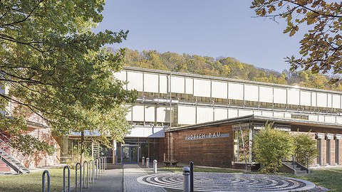 Außenansicht des Eingangsbereiches Judeich-Bau an der Pienner Straße 19 in Tharandt.