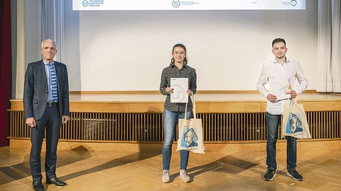 Stipendiatin Henrike von der Gönna und Stipendiat Andrej Chaplygin mit dem Prorektor Bildung, Prof. Gerald Gerlach.