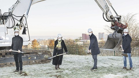 Beim traditionellen ersten Spatenstich: Architekt Stephan Schultze (Blum & Schultze Architekten), Rektorin Prof. Ursula M. Staudinger, Kanzler Dr. Andreas Handschuh und Jochen Gerards, Geschäftsführer des Baunternehmens Frauenrath.