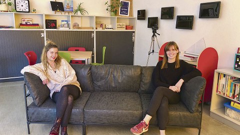 Anne Sophie Neubert (l.) und Anja Weitzmann, zwei von vier SHK, die in der geschäftsstelle des TUD-Zentrums für Lehrerbildung, Schul- und Berufsbildungsforschung arbeiten.