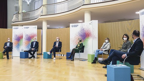 Während der digitalen Veranstaltung: Die TUD-Rektorin Prof. Ursula M. Staudinger (M.), umrahmt von Prof. Stephan Grill (Sprecher Exzellenzcluster PoL), Prof. Matthias Vojta (Sprecher Exzellenzcluster ct.qmat), Prof. Frank Fitzek (Sprecher Exzellenzcluster CeTi), Prof. Angela Rösen-Wolff (Prorektorin Forschung), Prof. Roswitha Böhm (Prorektorin Universitätskultur), Prof. Lars Bernard (Chief Officer Digitalisierung und Informationsmanagement, v.l.n.r.).