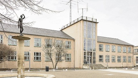 Der Barkhausen-Bau von der Helmholtzstraße aus gesehen. 