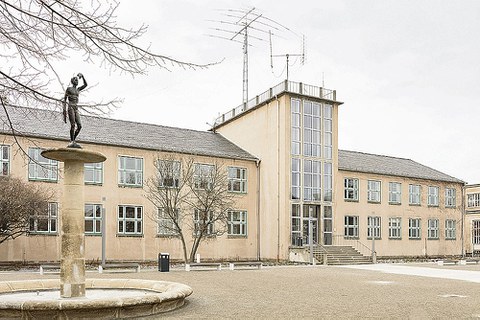 Der Barkhausen-Bau von der Helmholtzstraße aus gesehen. 