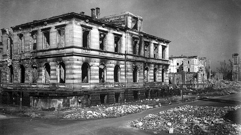 Alte Hochschule am Bismarckplatz nach Aufräumungsarbeiten (1945).