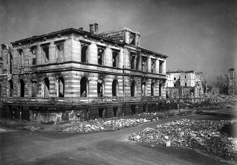 Alte Hochschule am Bismarckplatz nach Aufräumungsarbeiten (1945).